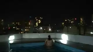 أول مرة شرجي في حوض السباحة