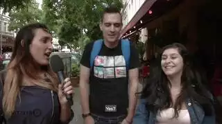 مراهق يضرب عاهرات تمت مقابلتهن في مشهد جنس جماعي جامح