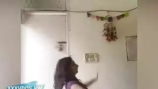 العاهرة الهندية ذات الثديين الهائلين تأخذ جنس شرج خشن في مشهد المطبخ