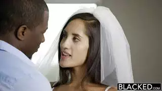 الفحل الأسود يحل محل لعبتها في جنس مدرسي صريح