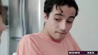 اُلتُقِطَ على الشريط: فم الصديق على فرج ميلف مبلل