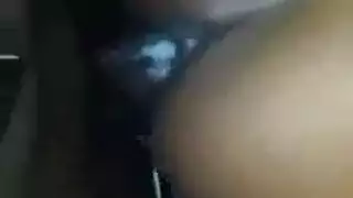 فتاة سمراء ذات شعر مجعد تمص وتضاجع قضيبين صلبين في ثلاثية جامحة