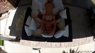 يمص ثدى اختة