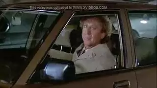 مهرجان جنسي في غرفة المعيشة: أشقراء وفتاة سمراء تتناوبان الركوب