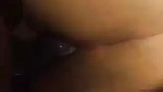 مؤخرة الأسود تُضرب بقوة بقضيب الأب الناضج الكبير