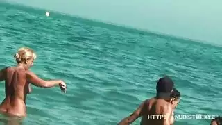 تصنيف xxx بجانب الشاطئ: مجموعة من الرجال السود يمارسون الجنس بقوة