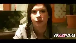 عاهرة المكتب تظهر للبنات كيفية مص القضيب مثل المحترفين