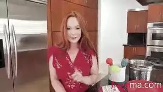 رحلة صريحة لتعديل جسد أم مثيرة