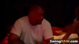 فرج مبلل يئن بينما تتعامل مع قضيب صلب في حلقها