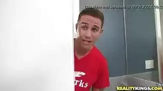 أليكسيس فوكس تصرخ من المتعة بينما صديقتها تحفر في كسها