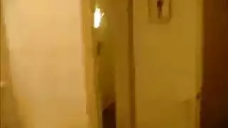 عاهرة عربية منحنية تحب أن تمتلئ بقضيبين أسودين