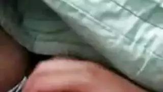 جنس عنيف على الكنبة مع مزلق صالح للأكل ثديين ومؤخرة مغطاة بالأرز