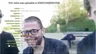 الرجل الغامض يكشف عن عضوه السميك ويبدأ باللعبة