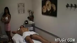 مساج غريب يتحول إلى شرج وجنس فموي لسائح محظوظ