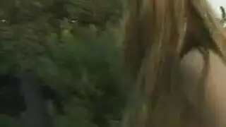 عاهرة معدومة تمص الأنبوب ثم تنكح من المؤخرة بقوة