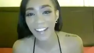 قضيب شاحب يلتقي بأثداء سوداء كبيرة في مشهد بين الأعراق إباحي