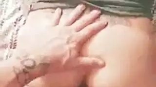سمراء موشنة تستمني كسها الكثيف بدسار عملاق في فيلم إباحي