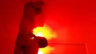 قضبان اصطناعية في فمها وهي تشرب كريمة الأب