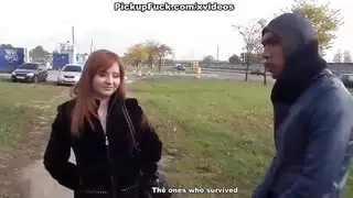 عاهرة تايلاندية ترتدي النظارات تتلقى السائل المنوي على لسانها في الحديقة