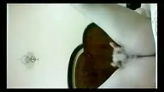 هاجر المثيرة تلمس فرجها المبلل وترتعش في استمناء غرفة النوم