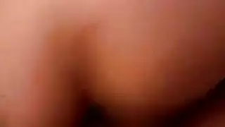 رئيس يمارس الجنس مع خادمته الجاثية بوضعية الكلب في مشهد إباحي