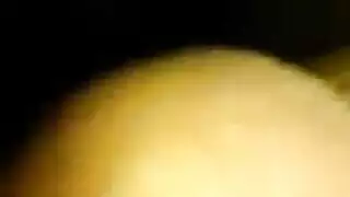 امرأة تخرج الحفاضة و التامبون