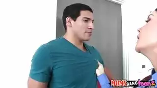 أبي ذو القضيب الكبير يضرب فتحتي الضيقة