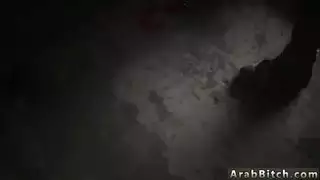 حفلة سكس عربية: الزوجة الشقراء تأخذ زب مسلم