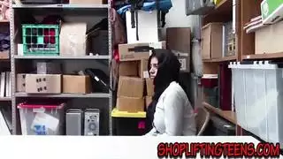 فتاة عربية تنزل على قضيب عربي كبير