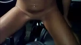 فتاة متجر السيارات تُهيمن عليها وتُصور في شريط جنس صريح