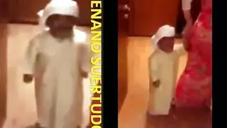 إباحية صريحة: قزم صغير يحصل على جنس فموي عنيف ويُغطى بالسائل المنوي