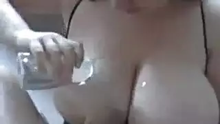 صديقة سمينة تأخذ رجلاً آخر بينما صديقها يشاهد