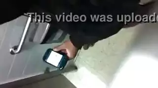 رجل مستقيم يستمني ويكشف عن قضيبه الكبير