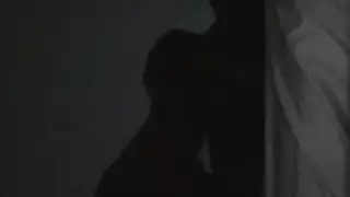 فتاة سمراء تتوسل لقضيب هاوي في جلسة سكس منتصف الليل