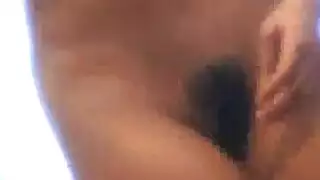 ثلاثة بنات آسيوية واثنين من الرجال لديهم مجموعة من ثلاثة أشخاص في فصل دراسي فارغ، خلال فصلهم