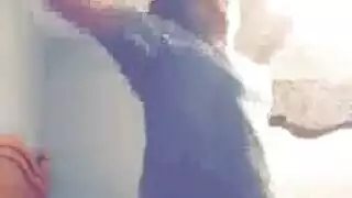 عاهرة يائسة تبلع قضيبًا كبيرًا وتأخذه بوضعيات متعددة