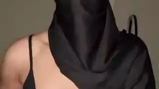 فتاة محجبة تعبث بصدرها العربي الكبير بمفردها