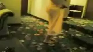 عاهرة عربية ذات مؤخرة ممتلئة تمارس الجنس بقوة