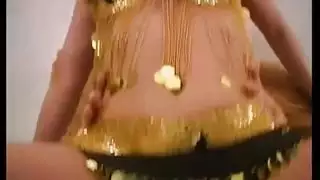 فتاة شرق أوسطية تأخذ قضيبًا كبيرًا على أريكة غرفة المعيشة