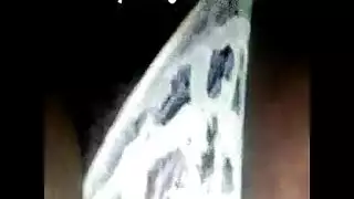 الفتاة السمراء مرتدية الجوارب تمارس الجنس المكشوف مع رجلها الجديد