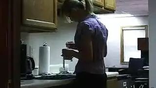 شقراء تحصل على جنس قوي على المكتب في مشهد مكتبي صريح