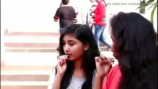 فتاة شرق أوسطية تكشف كل شيء في ناد ليلي جامح