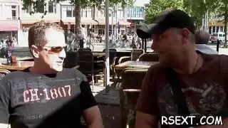 فرس ممتلئ يلتقي بلسان جائع