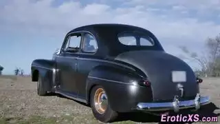 ليس صديقها لكن قضيبه يملأ مهبلها المبلل في عيد ميلادها