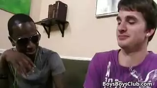 شباب يبتلعون بحماس قضيبًا أسود سميكًا في هذا المقطع الصريح