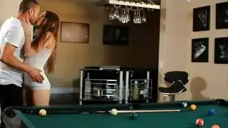 مدلكة تُملأ بعد أن ابتلعت زب زبون ضخم