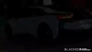 قضيب أسود يضرب بقوة في مشهد إباحي مكثف