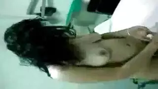 فتاة مصرية سمينة تأخذ زبًا ضخمًا في كسها العصيري