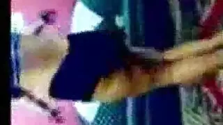 عرض الصدر بقميص يؤدي إلى تقبيل حار وجنس صريح