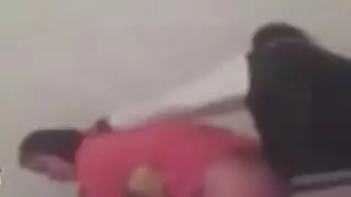 شاب مصري يزنق خطيبته ويصورها